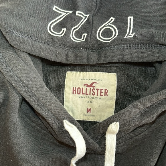 Cropped Hollister Hoodie in Black - Picture 3 of 4
